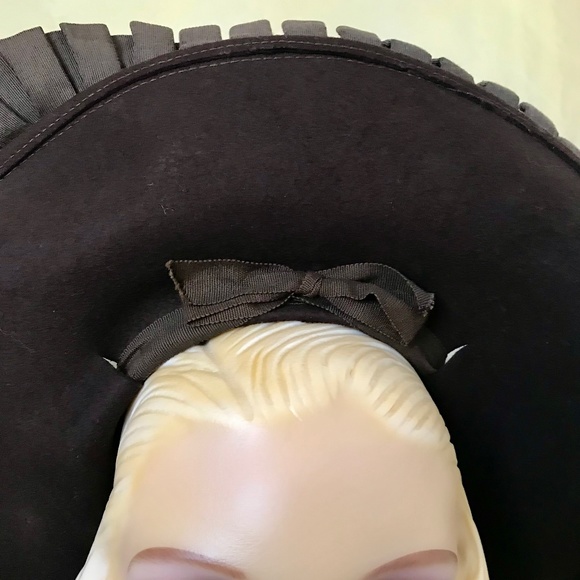 OUTSTANDING 1930s BROWN FELT HALO WIDE BRIM HAT WITH PLEATED GROSGRAIN EDGING main image 13